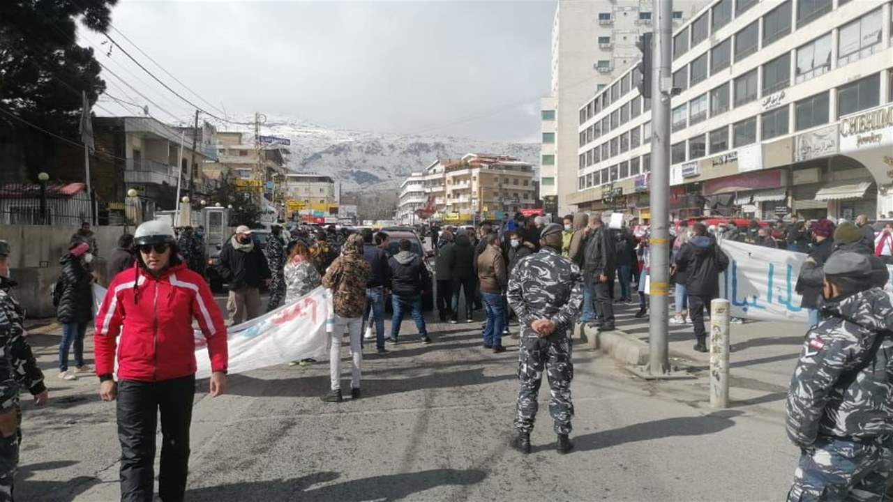 مراسل "الجديد": محتجون يقطعون الطريق الدولية في ساحة شتورا احتجاجاً على توقيف ناشطين والوضع المعيشي المتردّي