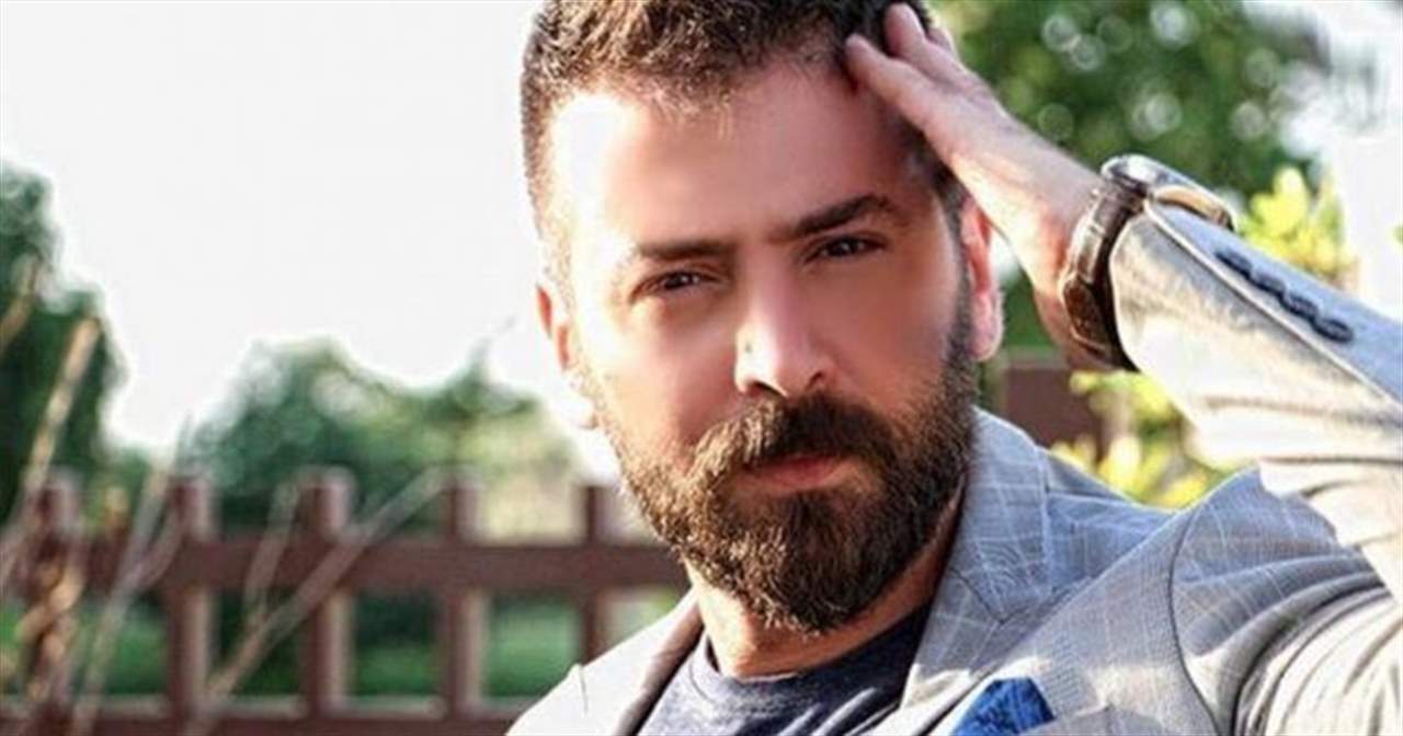 إطلالة جديدة ومختلفة لـ يامن الحجلي تضعه بمقارنة مع زميله الممثل الشهير