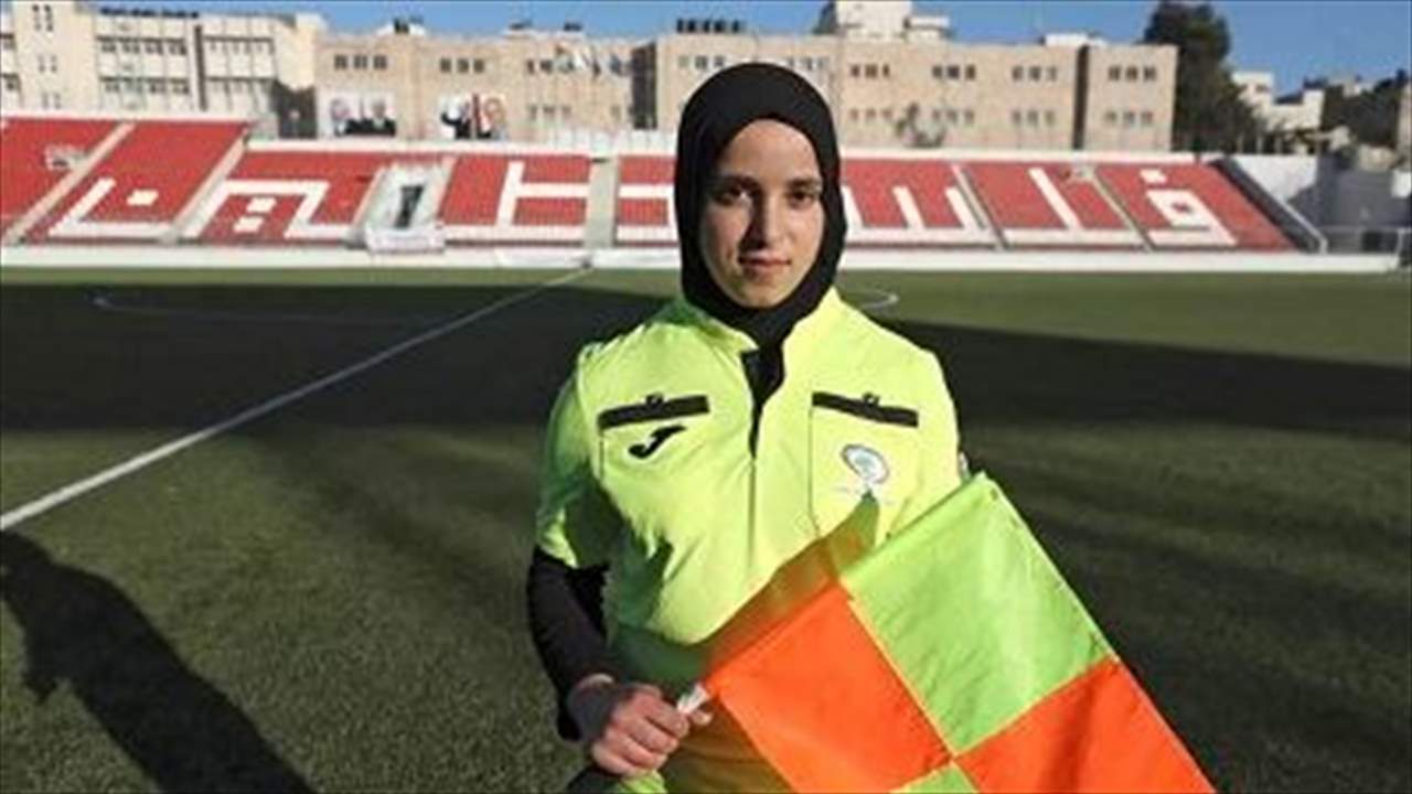 الشابة حنين أبو مريم ابنة الـ 21 عاماً تحمل راية التحكيم في فلسطين