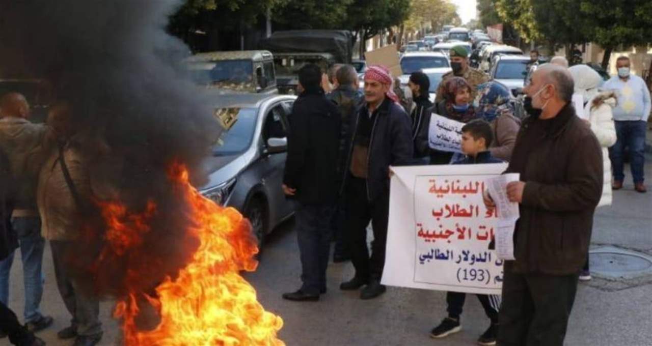 اهالي الطلاب في الجامعات الاجنبية يقطعون الطريق عند تقاطع روما -الحمرا بالاطارات المشتعلة