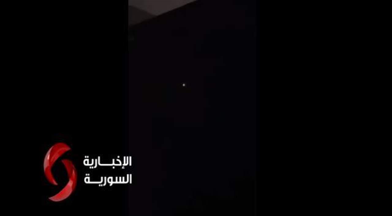   فيديو يظهر تصدي الدفاعات الجوية السورية لصواريخ معادية في سماء مدينة دمشق