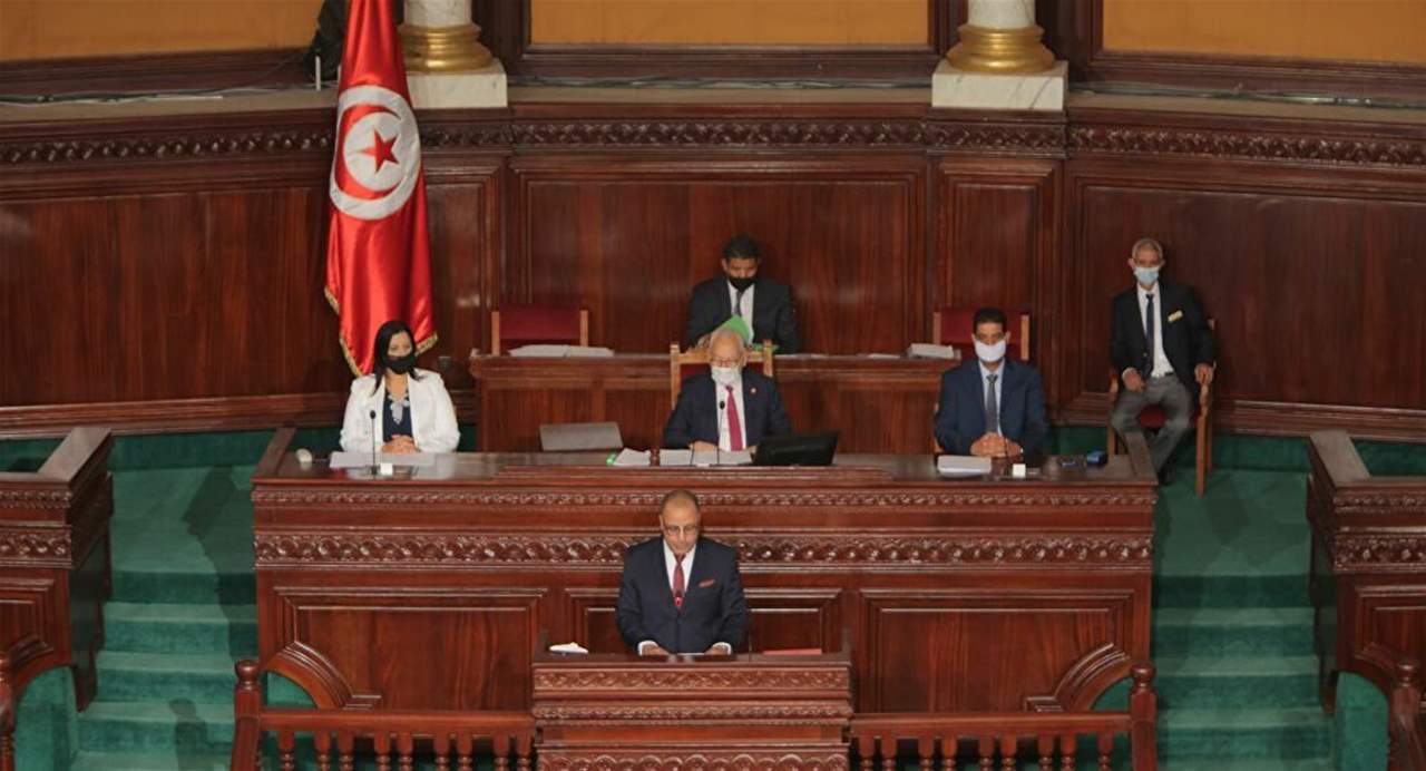 جدل في تونس بشأن وصول لقاحات مضادة لكورونا لتطعيم مسؤولين كبار