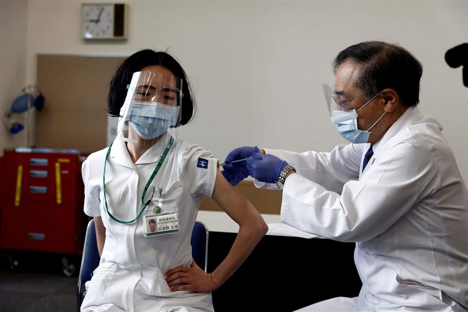 وفاة يابانية بنزيف في المخ بعد أيام من التطعيم بلقاح كورونا 