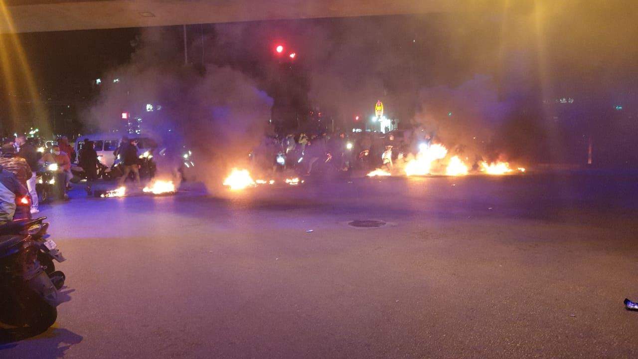  مراسل "الجديد": قطع السير عند جسر المشرفية بالإطارات المشتعلة