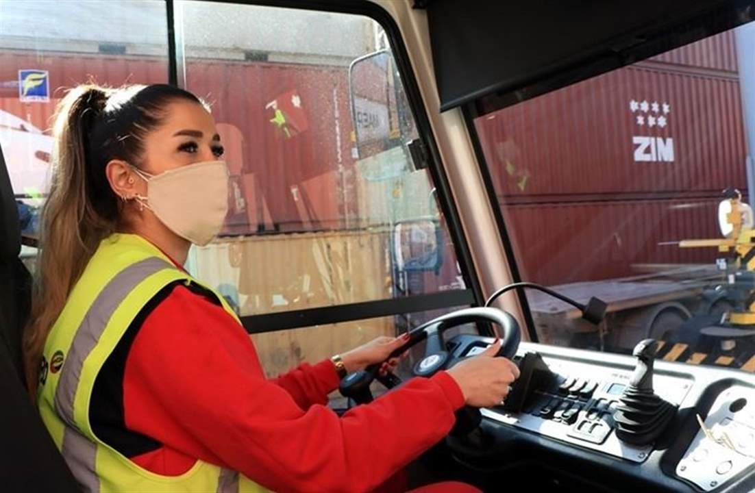 سيدة تقتحم أعمال الرجال.. تقود شاحنة ثقيلة في ميناء تركي
