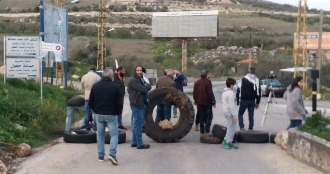 مراسل "الجديد": محتجون يقطعون طريق حاصبيا مرجعيون عند مثلث سوق الخان بالاطارات المطاطية 