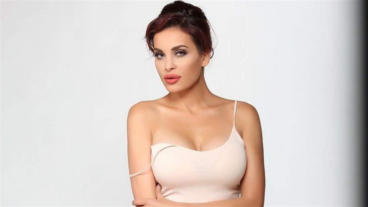 صور دومينيك حوراني مع لاعب كرة قدم مصري تثير الجدل وهي توضح القصة