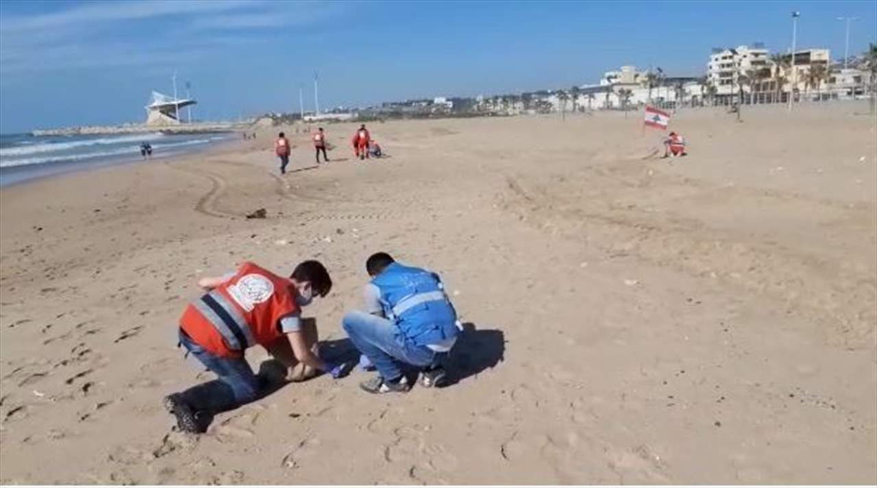 بلدية صيدا باشرت إزالة كتل القطران الأسود من الشاطىء بالتعاون مع جمعيات من المجتمع الأهلي