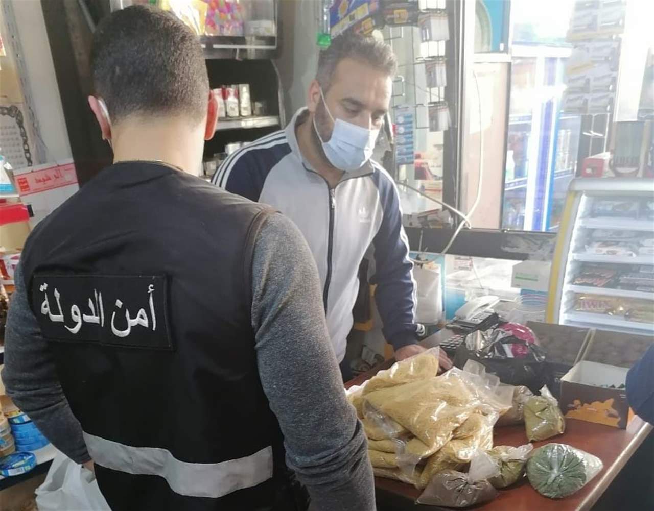 أمن الدولة: ضبط سلع مدعومة تم تفريغها في أكياس شفافه في سوبرماركت في بقسطا - الجنوب وتحرير ضبط بحق صاحب السوبرماركت