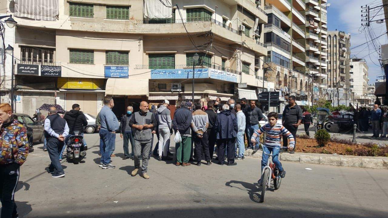 مراسل "الجديد": محتجون يقطعون طريق ساحة النجمة وسط طرابلس 