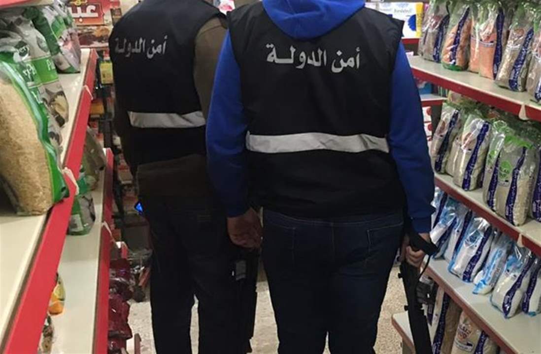 مفتشو الاقتصاد وأمن الدولة الزموا محلين في حارة صيدا عرض سلع مدعومة بعد حجبها