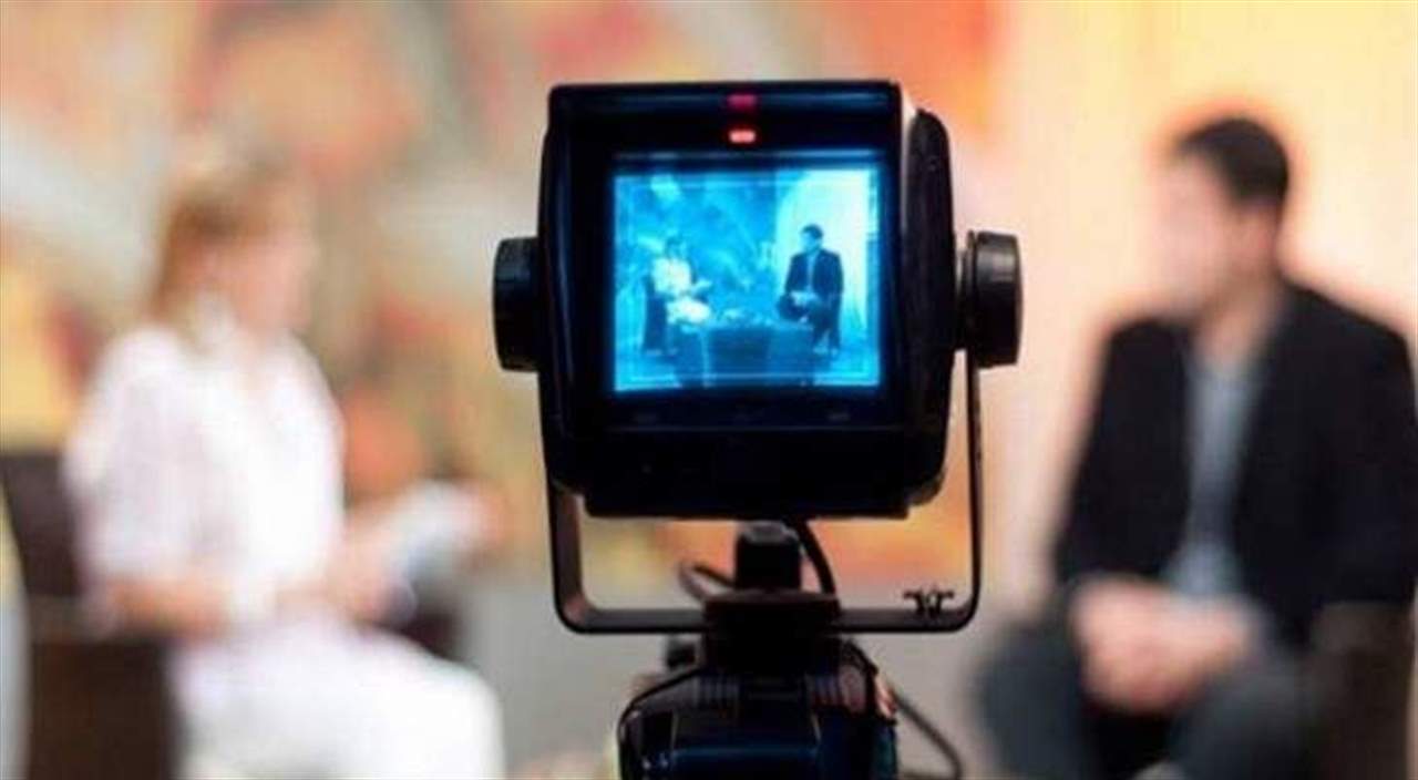 إعلامي ينجو بأعجوبة بعد سقوط ديكور برنامجه أثناء التصوير!!