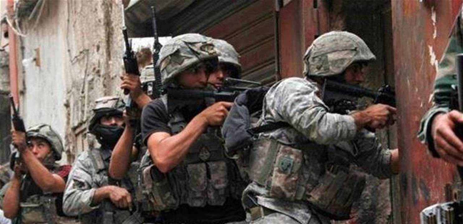 إصابة مطلوب وشخصين آخرين خلال عملية دهم للجيش في الشراونة 