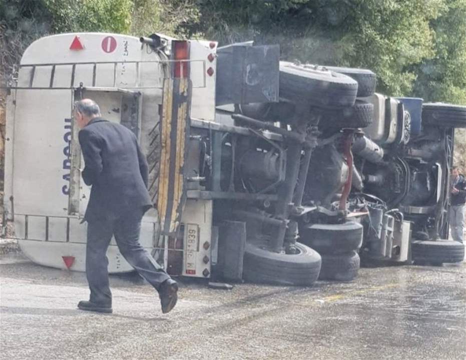 الوكالة الوطنية: انقلاب صهريج مازوت على طريق معاصر بيت الدين- دير القمر بالقرب من قصر موسى أدّى إلى قطع الطريق الرئيسي لفترة مسبباً خطر انزلاق للسيارات العابرة بسبب كمية المازوت التي تدفقت على الطريق