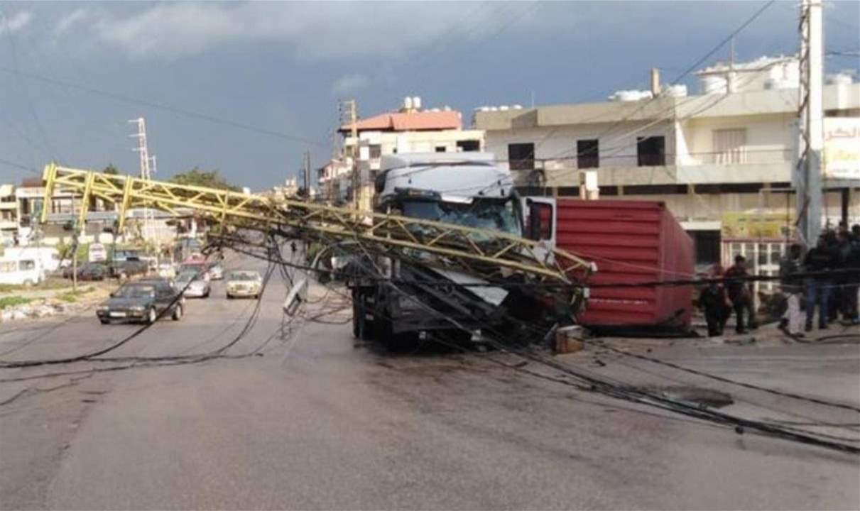 سقوط عمود كهرباء يقطع طريق الضنية ـ طرابلس
