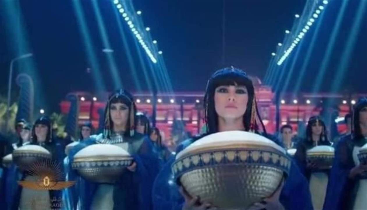 بالصور ـ بعدما خطفت الأنظار .. من هي الحسناء قائدة موكب المومياوات الملكية ؟