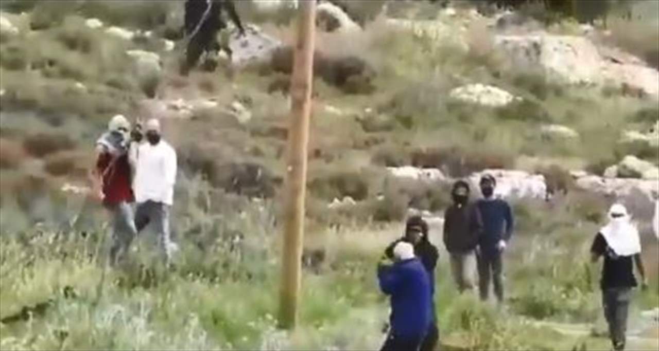 بالفيديو ـ مستوطنون يعتدون بوحشية على مسن فلسطيني في نابلس 