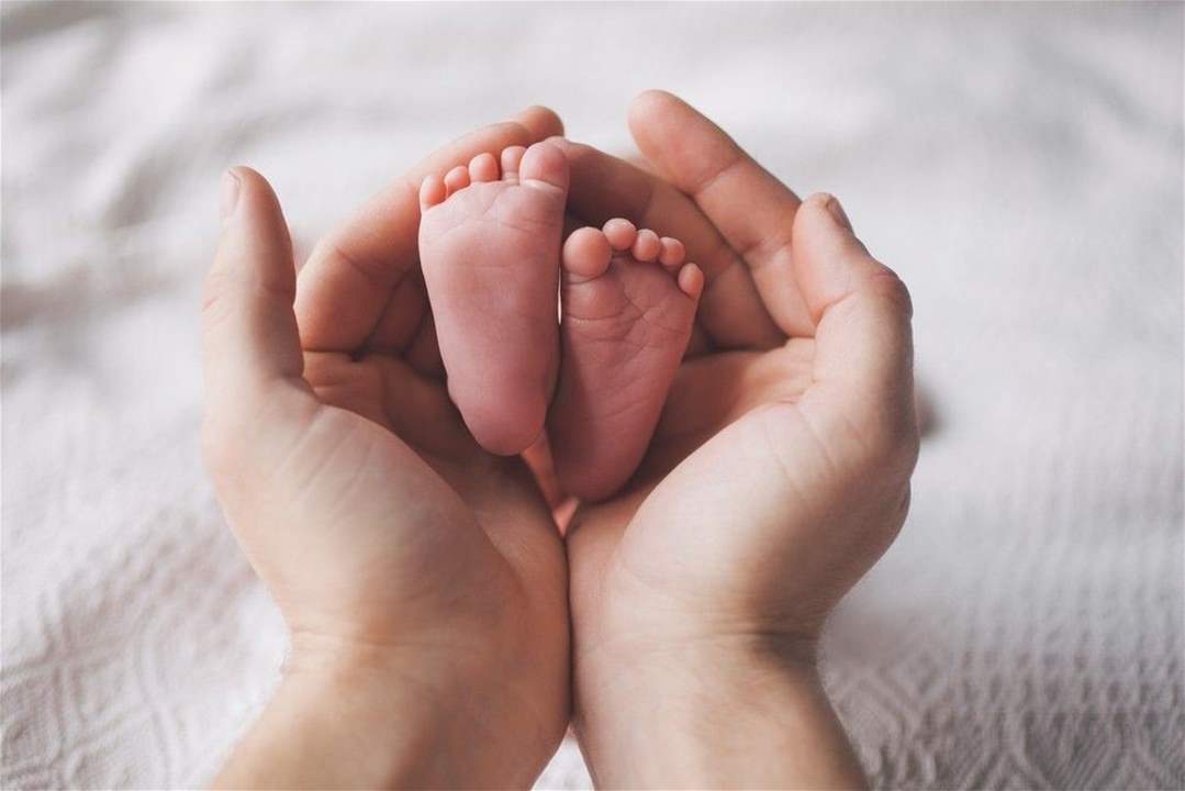 ولادة أول طفل في إسبانيا يحمل أجساماً مضادة لكورونا