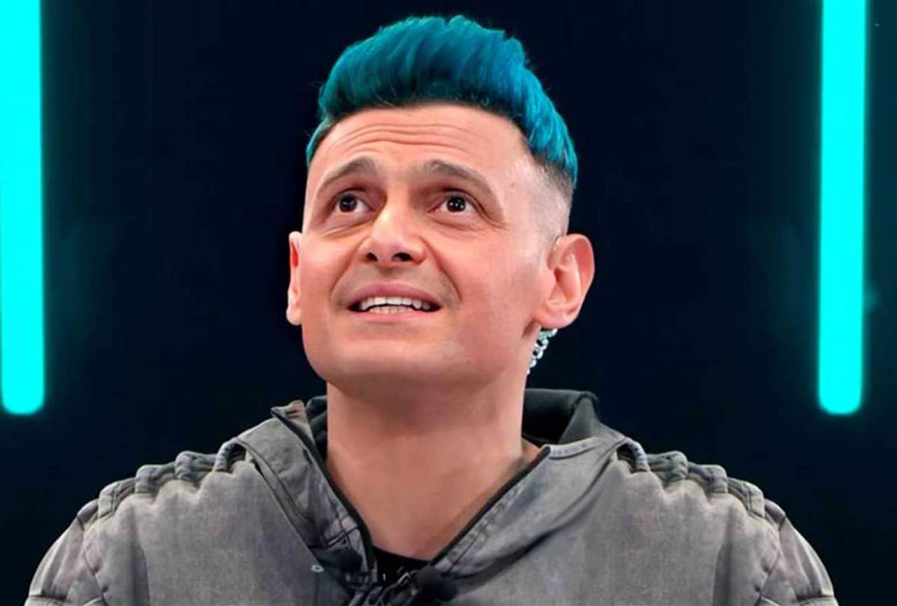 رامز جلال بتسريحة لافتة..شعر أحمر وضفيرة!!