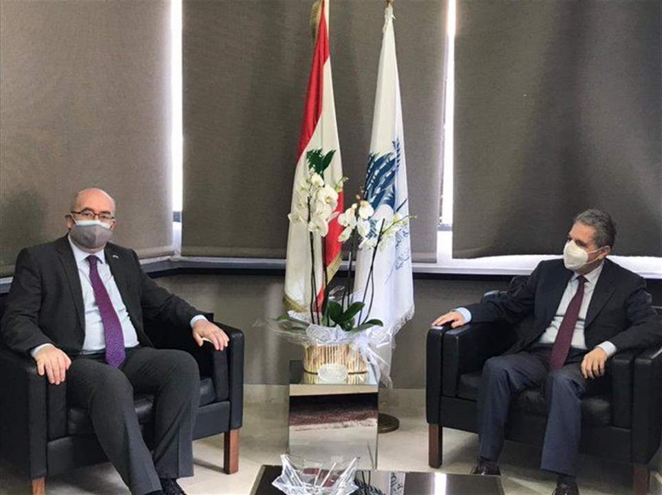  وزني يستقبل رئيس البعثة والقائم بالأعمال في السفارة البريطانية ويبحث معه الأوضاع المالية في لبنان