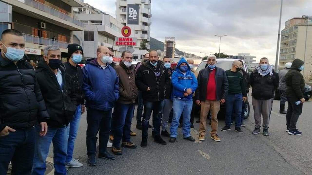 إعتصام لأصحاب فانات توزيع الخبز على أوتوستراد جونية