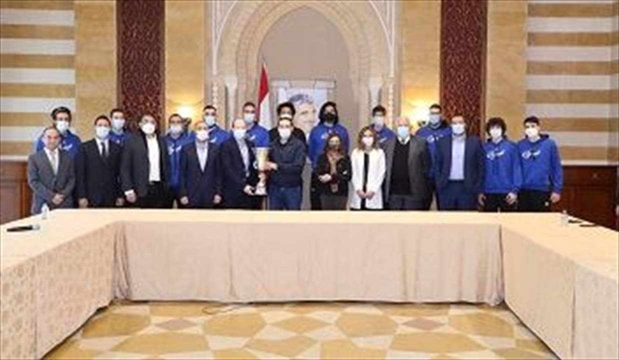 النادي الرياضي قدّم الكأس الاوروآسيوية إلى الرئيس الحريري 