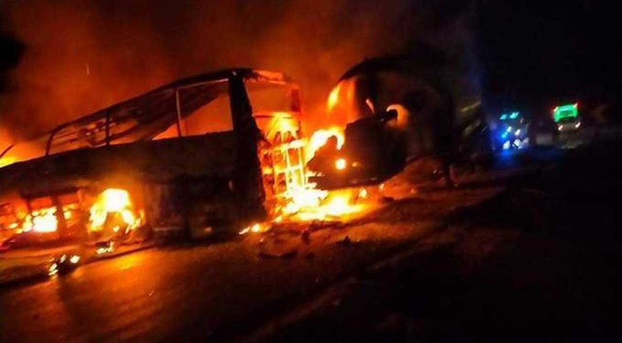 بالصور- مقتل 20 شخصاً وإصابة 3 آخرين فى حادث تصادم  بين حافلة وسيارة نقل بأسيوط المصرية