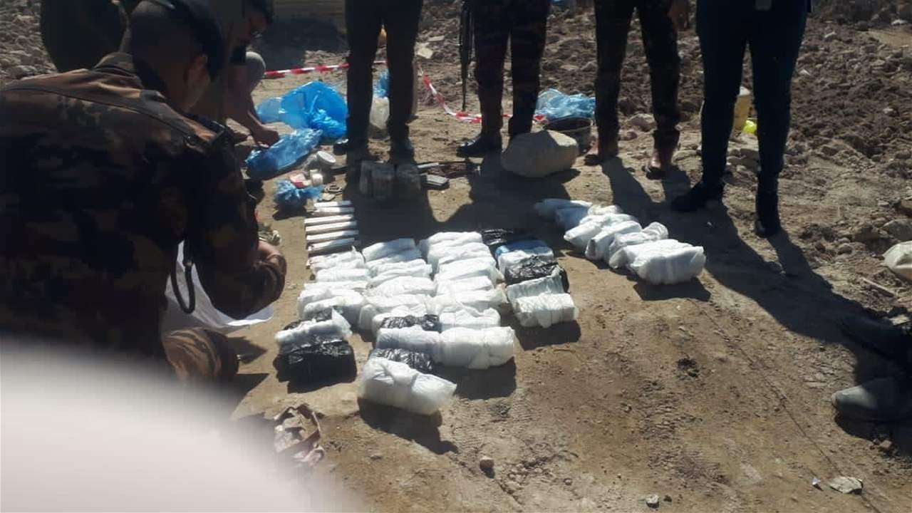 بالصور- أموال وكميات من الذهب والفضة تحت أنقاض الموصل