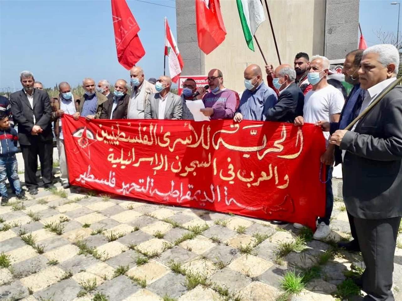 وقفة تضامنية أمام نصب الأسير يحيى سكاف في بلدة المنية بيوم الأسير الفلسطيني