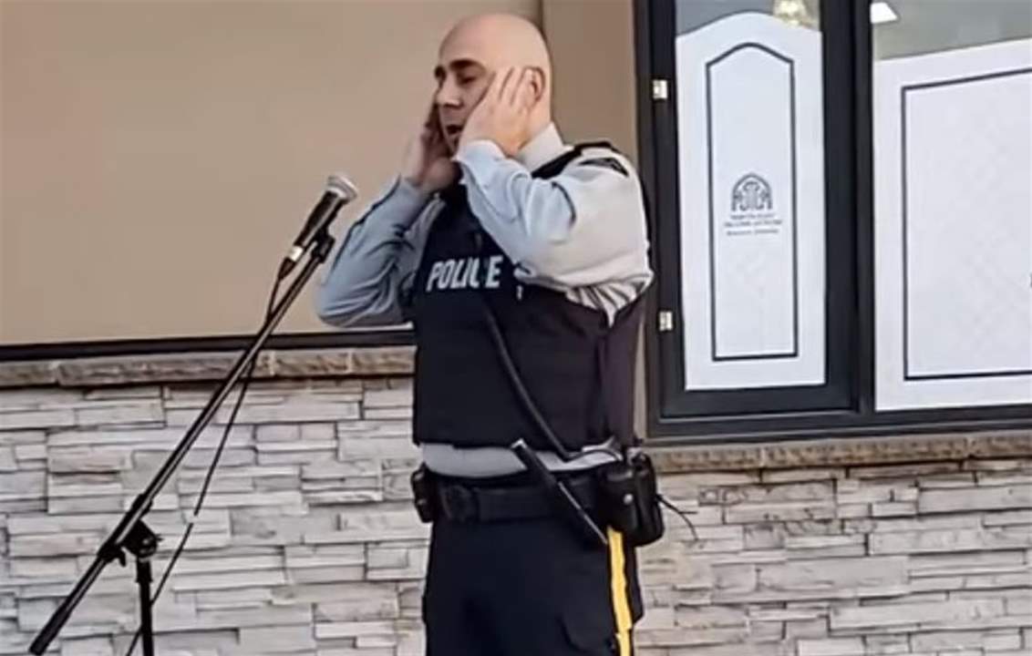 بالفيديو ـ شرطي مسلم يرفع أذان المغرب بأحد المساجد في كندا