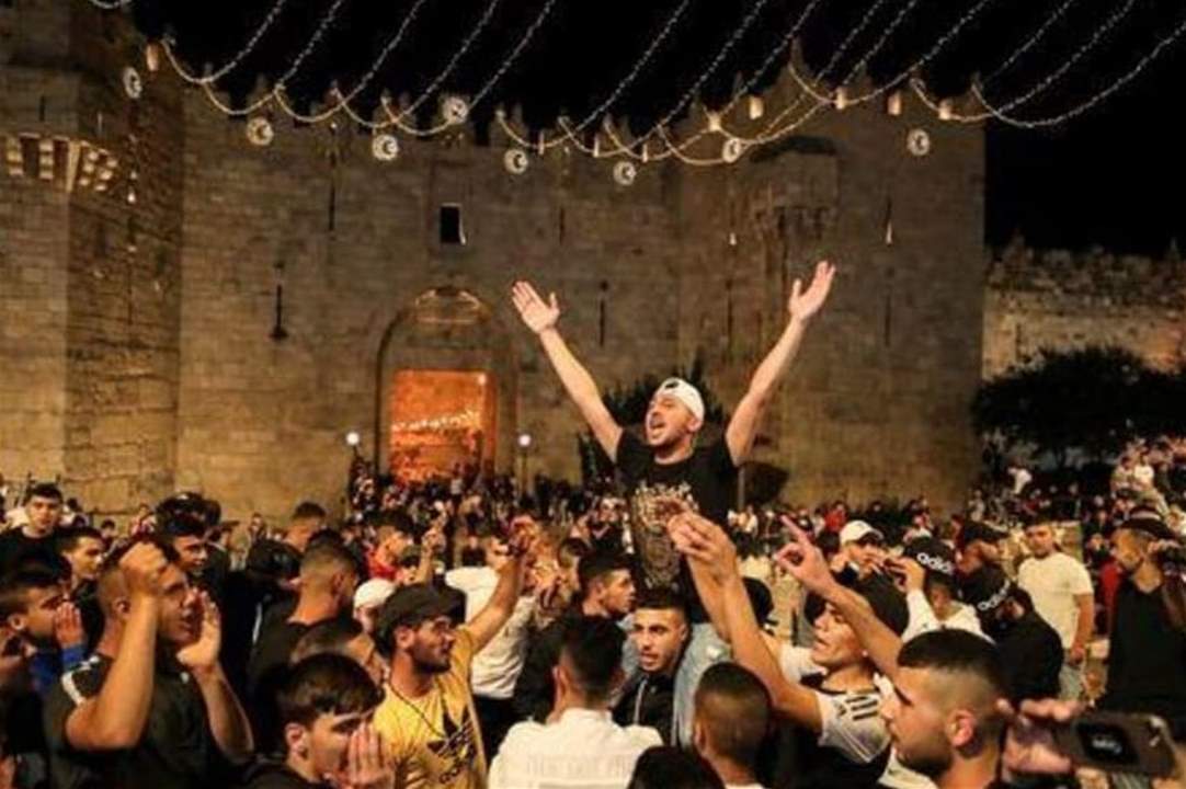 آلاف الفلسطينيين يحتفلون بعد إزالة الحواجز الإسرائيلية في القدس