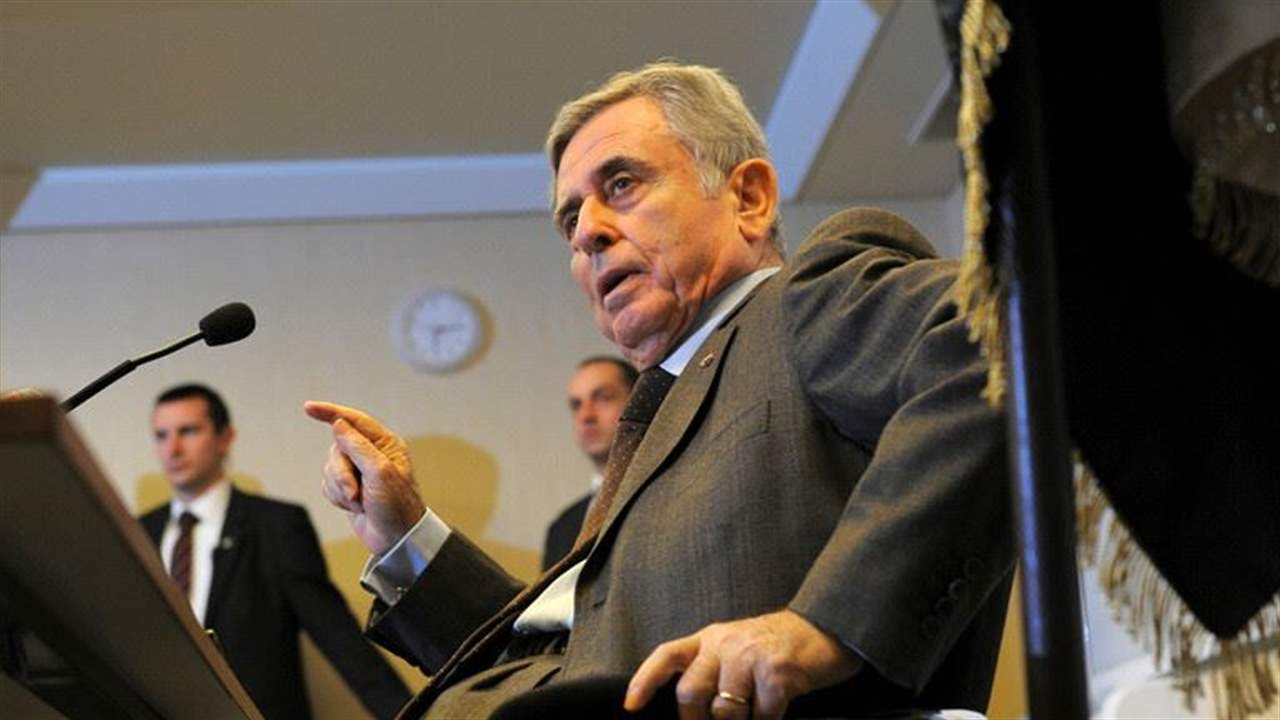  خدام في مذكراته: نصحت رفيق الحريري بمغادرة لبنان سريعا والاستقالة من الخارج