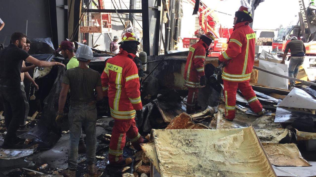بالصور ـ فوج اطفاء بيروت يسيطر على حريق اندلع بخيمة رمضانية في وسط بيروت  