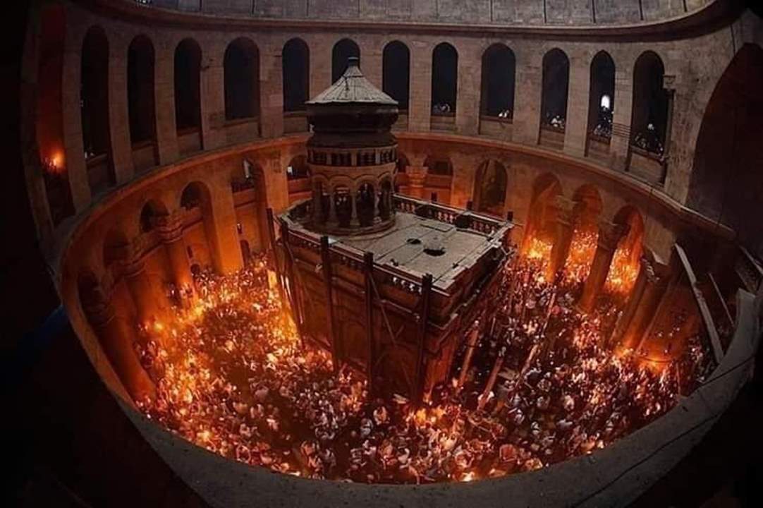 بالفيديو ـ انبثاق النار المقدسة في كنيسة القيامة بمدينة القدس المحتلة 