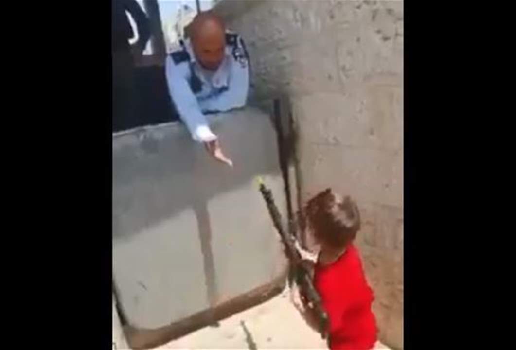  بالفيديو ـ طفل فلسطيني يصوب سلاحه البلاستيكي نحو قوات الاحتلال في القدس المحتلة ويرفض مصافحتهم 