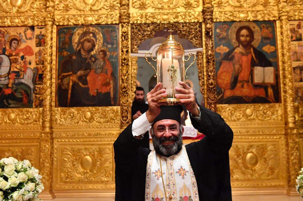 بالصور ـ وصول شعلة "النور المقدس" الى كاتدرائية القديس جاورجيوس للروم الأرثودكس في وسط بيروت