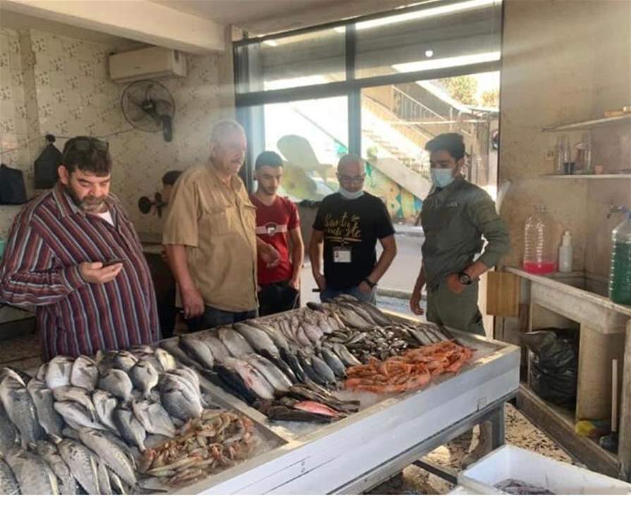 عناصر من دائرة الصحة في بلدية الميناء جالت على مسامك ومطاعم السمك في طرابلس