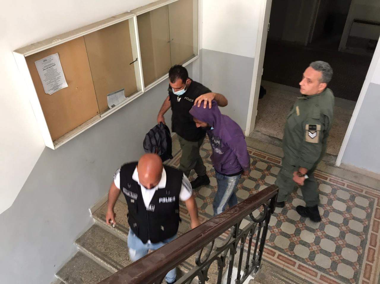 بالصور ـ فوج حرس بيروت أوقف أحد افراد شبكة متخصصة بسرقة وتسهيل بيع أغطية الريغارات 