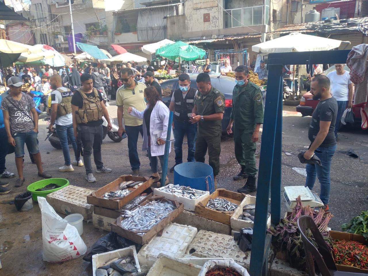 بالصور ـ مصلحة المسالخ في بلدية بيروت أتلفت أسماك نافقة غير صالحة للإستهلاك البشري معروضة للبيع في سوق صبرا الشعبي