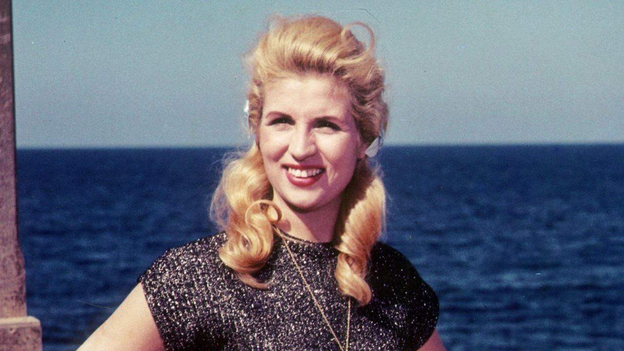 الشحرورة صباح مع محمد علي كلاي.. صورة جمعتهما في بيروت خلال حضوره مسرحيتها "ست الكل"