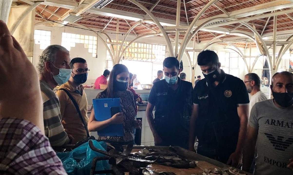 مراقبو الاقتصاد يتفقدون سوق السمك في صيدا للتحقق من عدم إدخال أسماك "الكارب" النافقة 