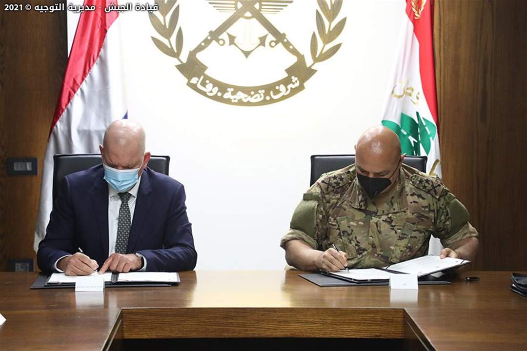 قائد الجيش والسفير الهولندي يوقعان تجديد اتفاقية دعم مديرية التعاون العسكري - المدني