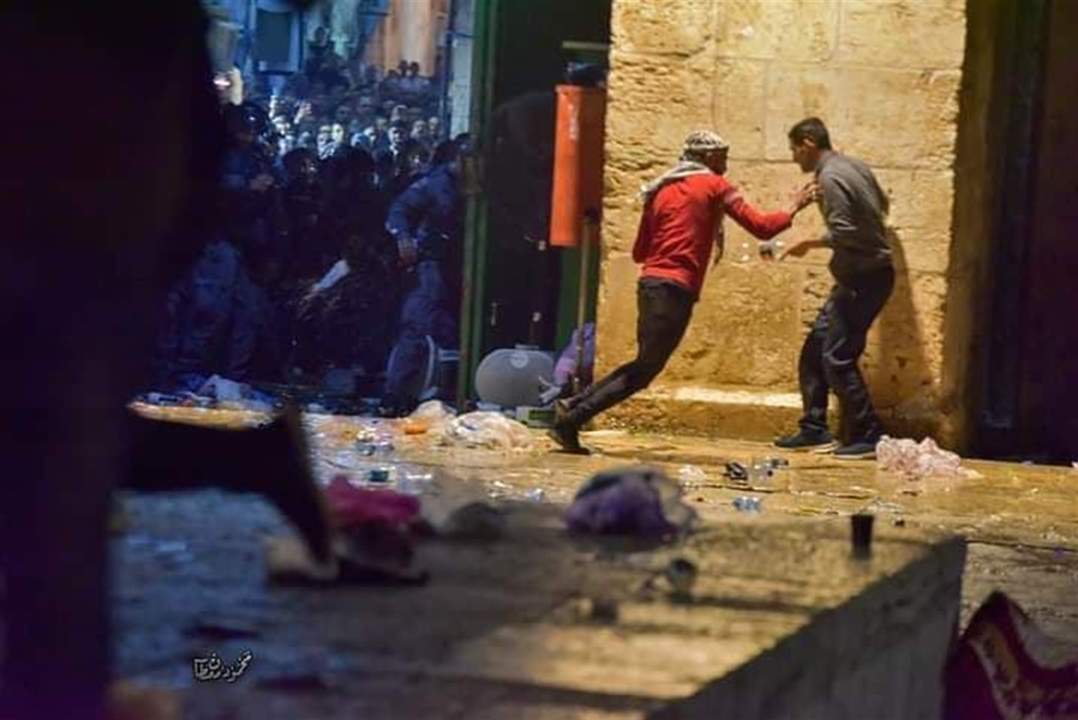 بالفيديو والصور ـ سقوط عشرات الإصابات بمواجهات عقب اقتحام الاحتلال الأقصى والاعتداء على المصلين