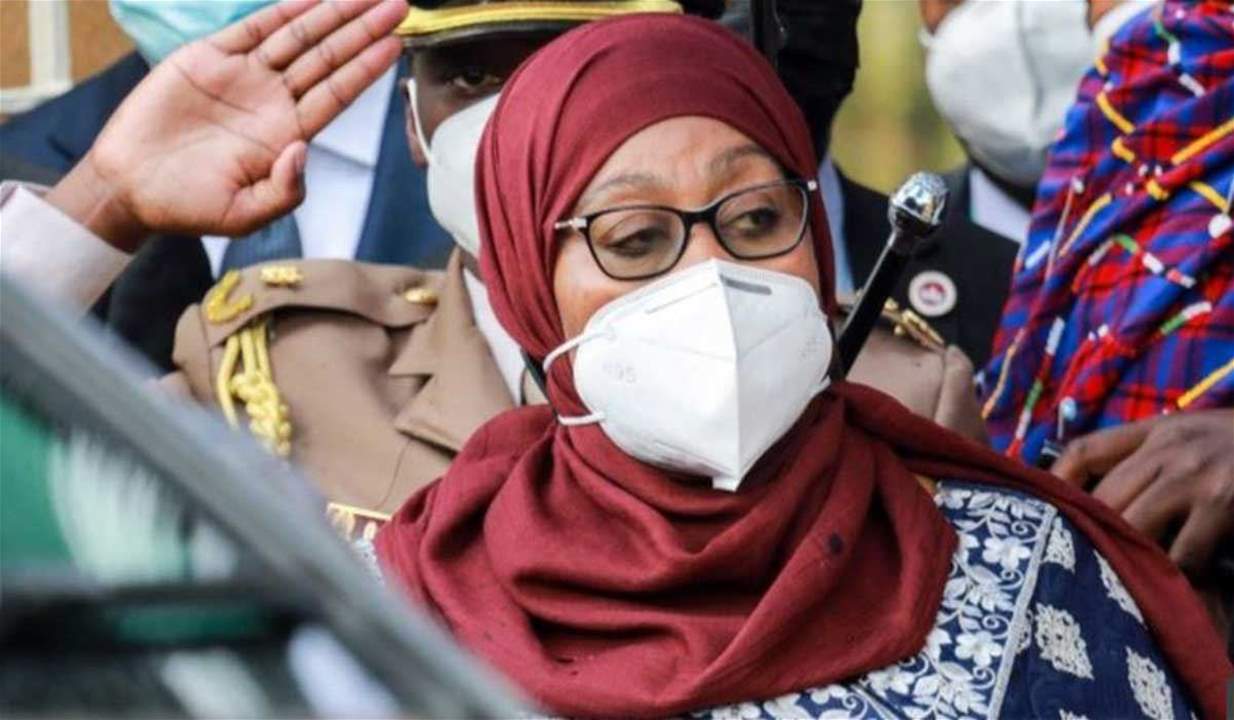  رئيسة تنزانيا تظهر بكمامة متخلية عن سياسة سلفها الراحل المثيرة للجدل