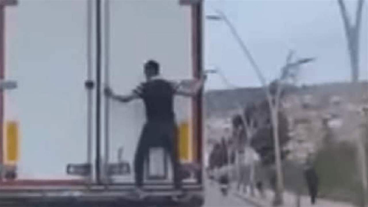 بالفيديو ـ سعياً للهجرة.. شاب مغربي يغامر بحياته عبر التسلل إلى داخل شاحنة بطريقة عجيبة