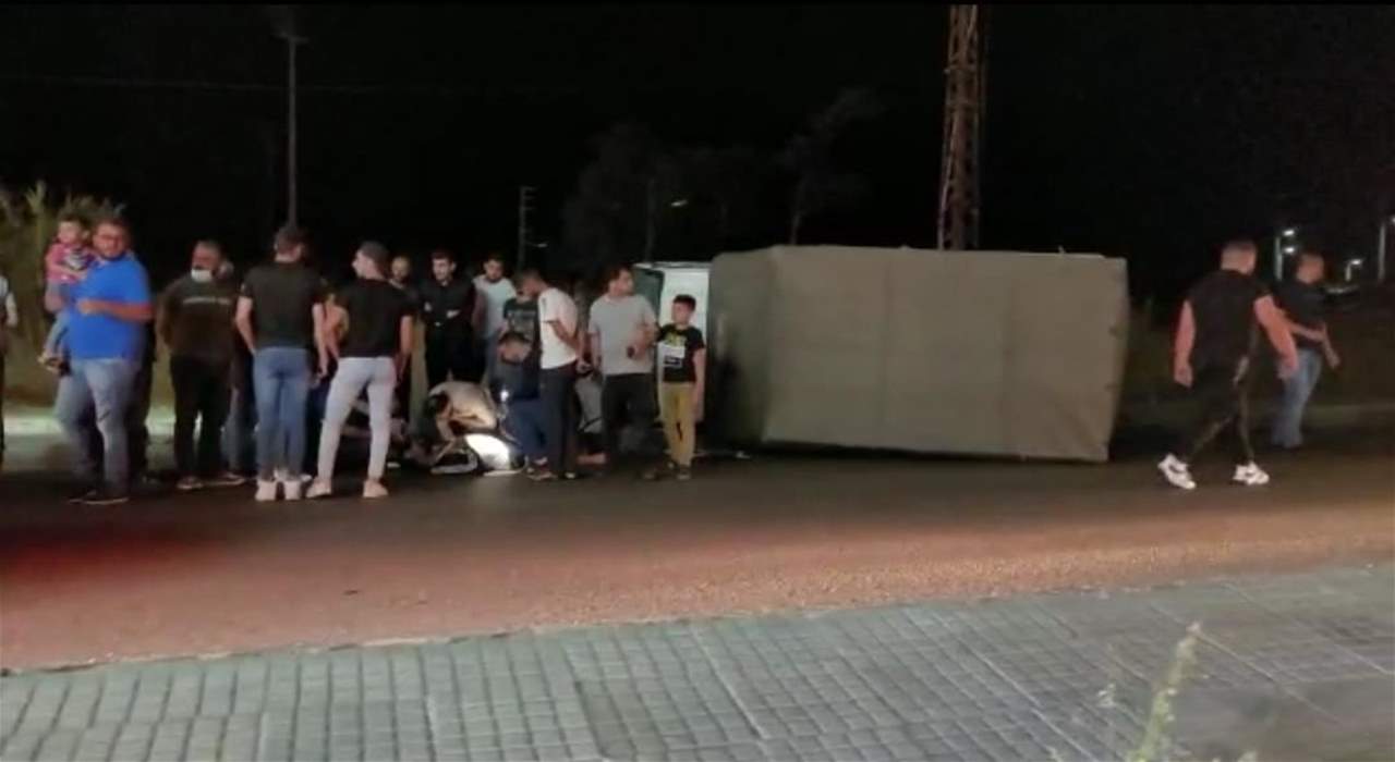 بالفيديو والصور ـ إنقلاب شاحنة عند مدخل صيدا الشمالي وسقوط جريحين بعدما تسببت بحادث سير آخر