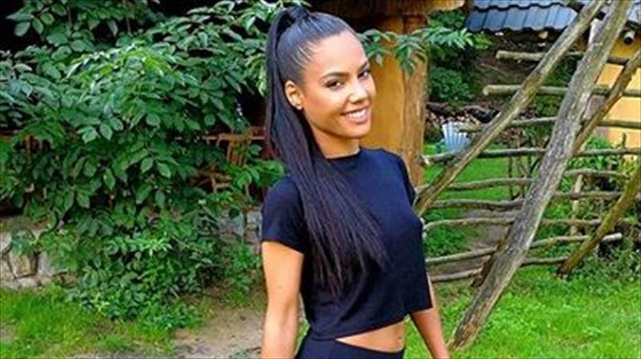 الممثلة الإباحية أبولونيا لابيدرا تهنئ فياريال ... والنادي يدعوها للنهائي!