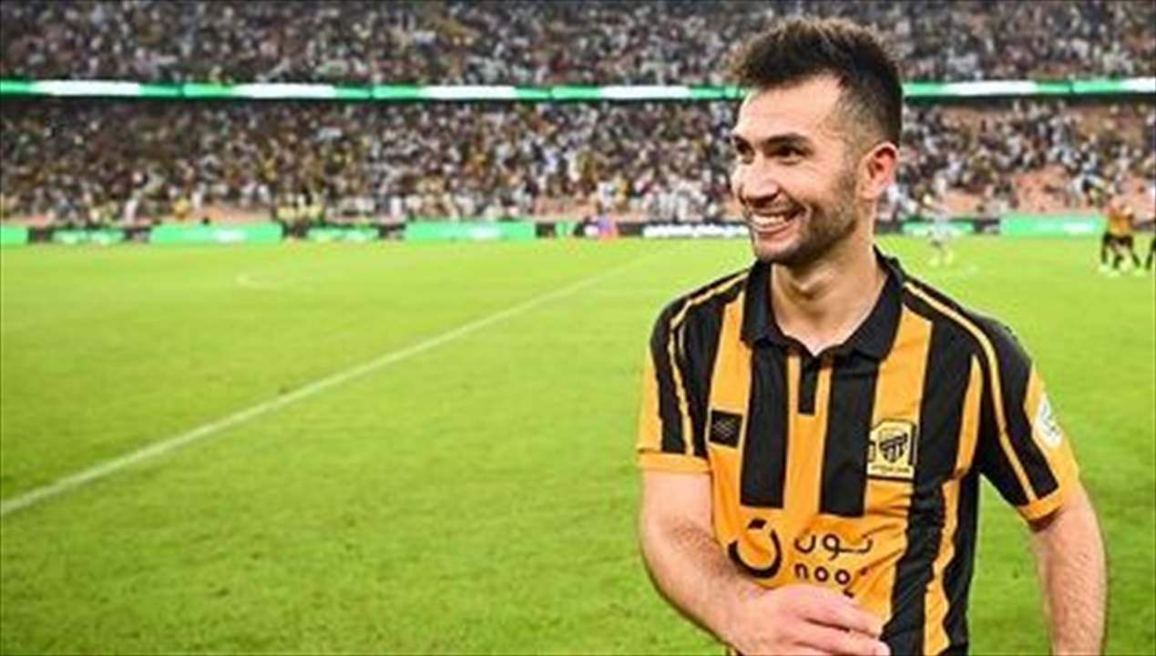 صورة: النجمُ التشيلياني يرتدي شماغاً فلسطينياً رفضاً لما يجري في القدس