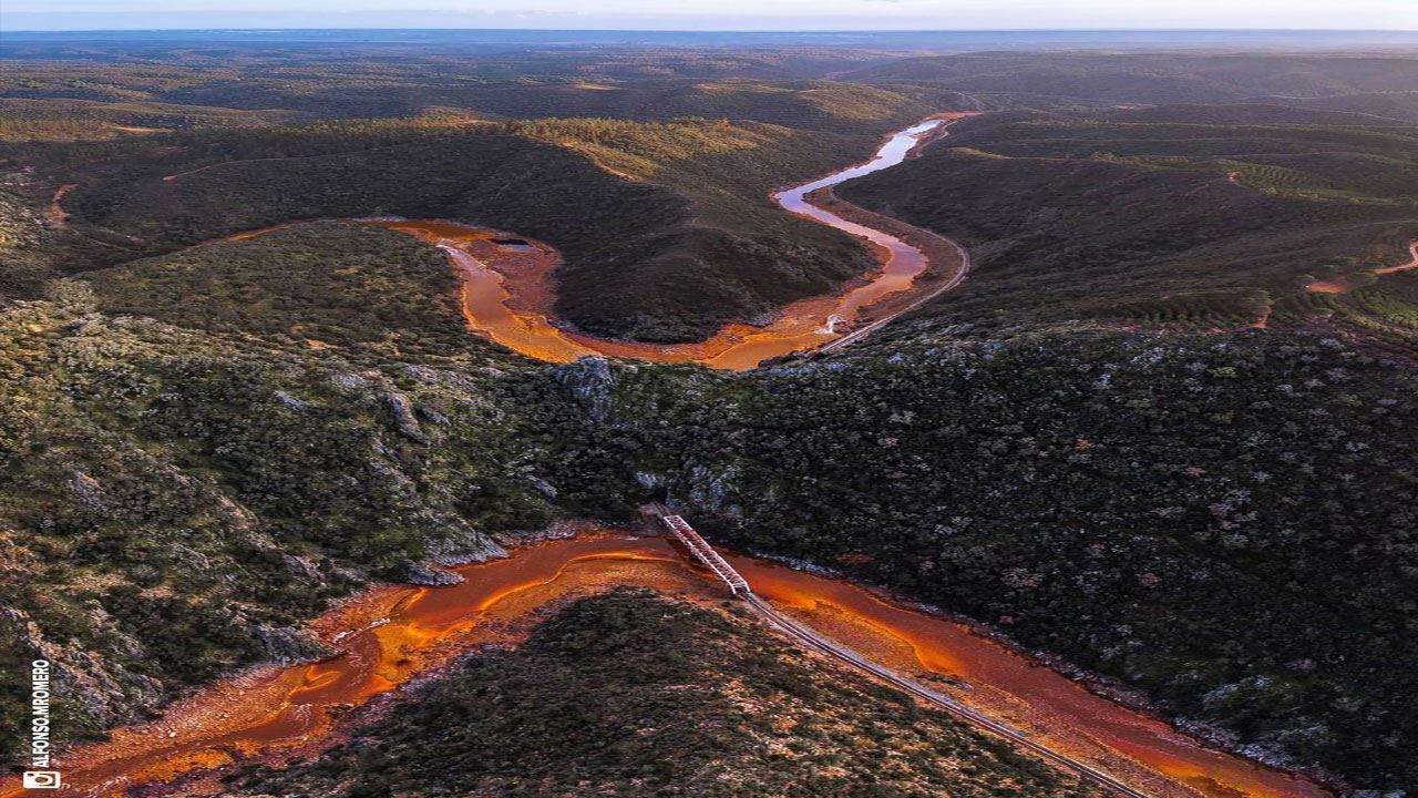 نهر "ريو تينتو" في إسبانيا.. كائنات حيّة سبب احمرار مياهه