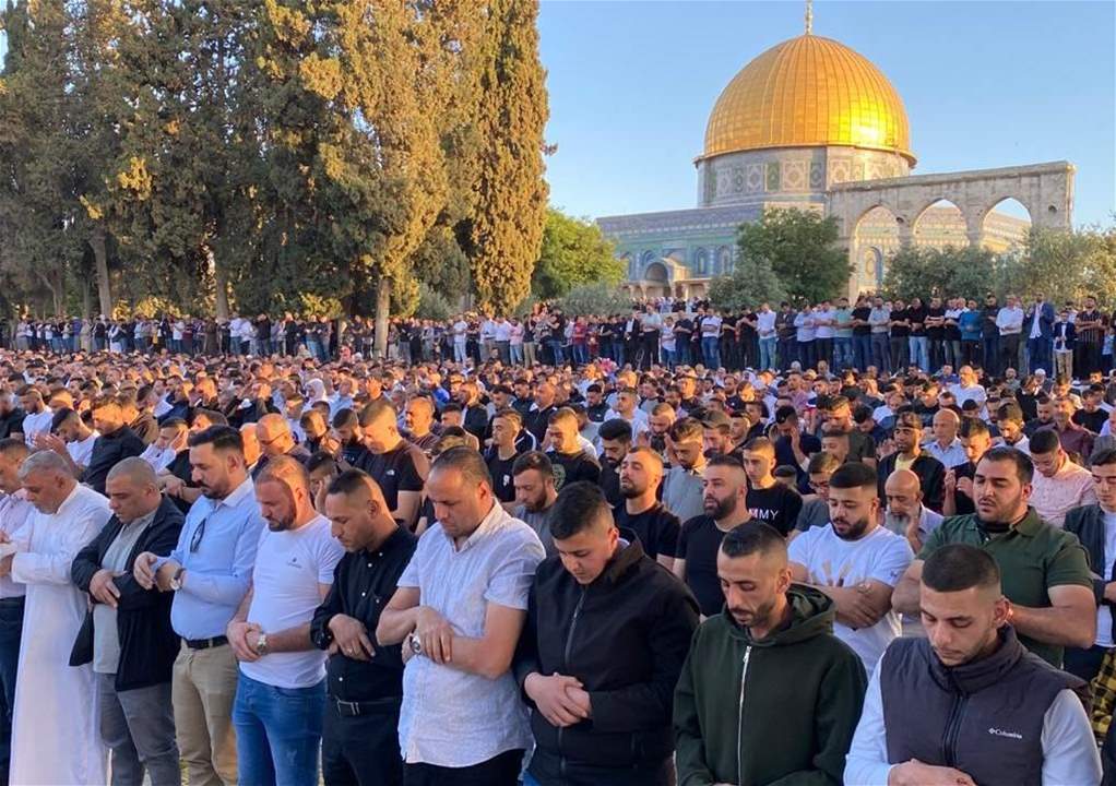 بالفيديو - 100 ألف فلسطيني يؤدون صلاة العيد في المسجد الأقصى